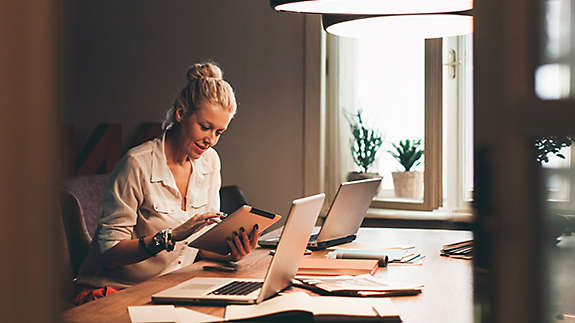 woman sitying at table on laptop