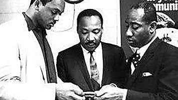  Martin Luther King Jr working with others