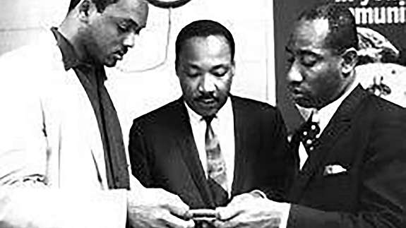  Martin Luther King Jr working with others