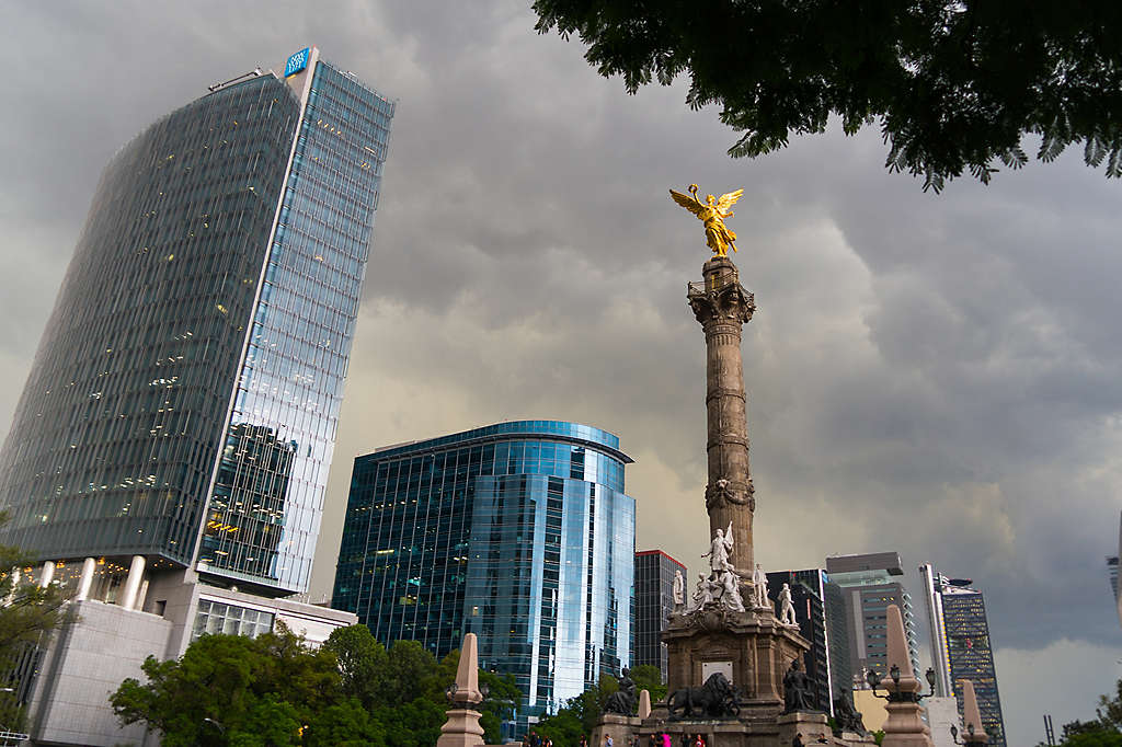 Image of the Seguros Monterrey New York Life tower in Mexico City.