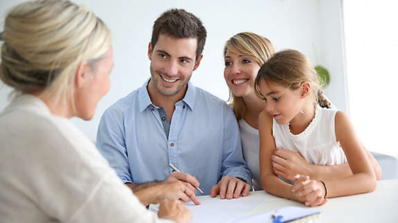 A family meeting with their advisor about finances