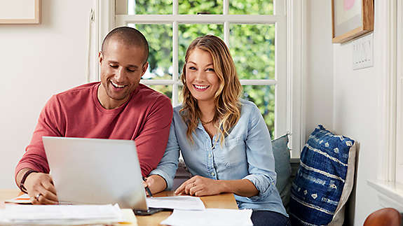 Couple using savinng calculator