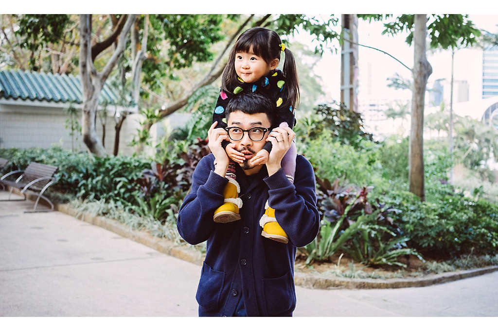 child on parent's head 