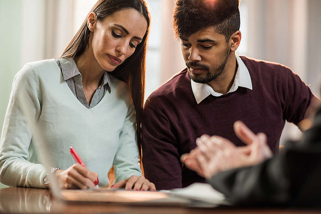 couple finalizing divorce