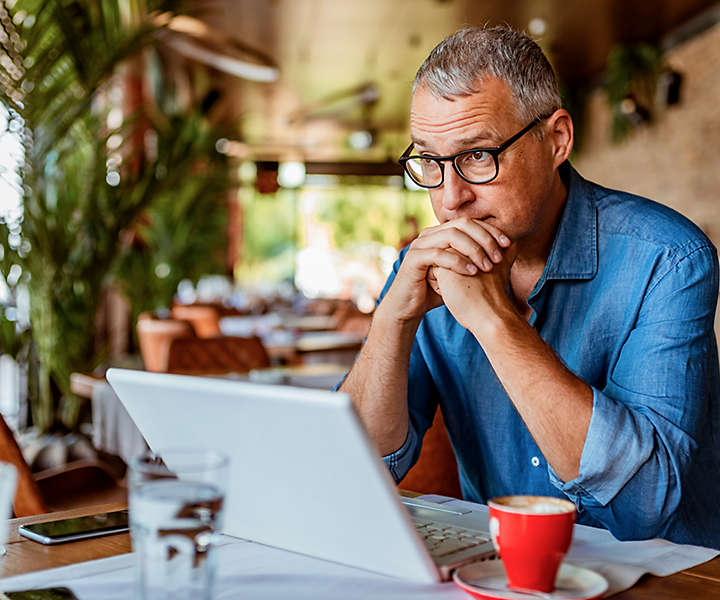 man-with-computer-at-cafe-16x9