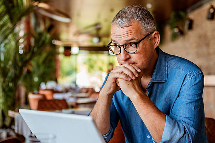 man-with-computer-at-cafe-1x1